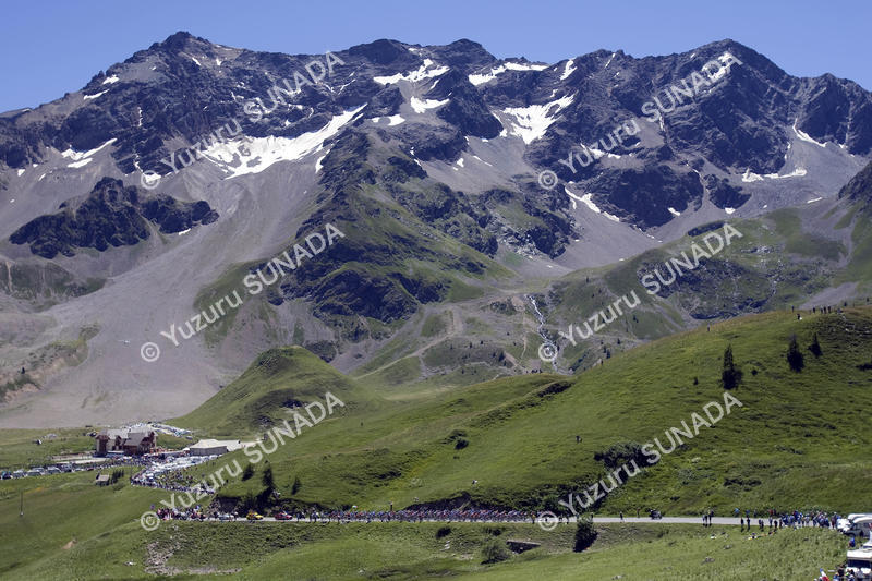 Peloton on Col du Galibier001p.jpg